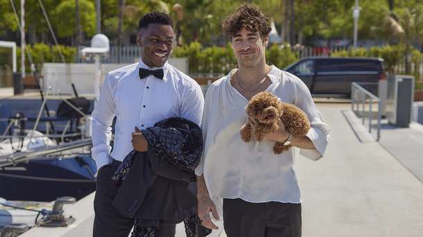 Štěstí zády: Rozmazlená princezna se v nové komedii rázem staví na vlastní nohy | Fandíme filmu