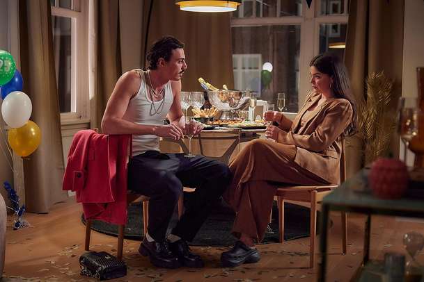 Štěstí zády: Rozmazlená princezna se v nové komedii rázem staví na vlastní nohy | Fandíme filmu