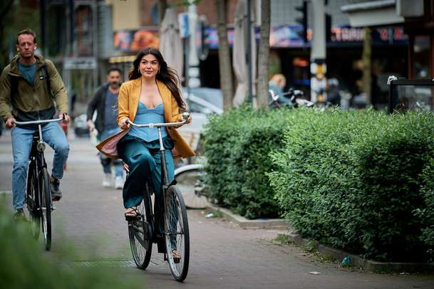 Štěstí zády: Rozmazlená princezna se v nové komedii rázem staví na vlastní nohy | Fandíme filmu