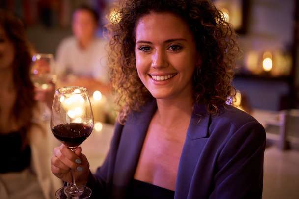 Štěstí zády: Rozmazlená princezna se v nové komedii rázem staví na vlastní nohy | Fandíme filmu