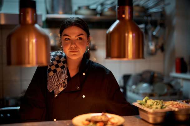 Štěstí zády: Rozmazlená princezna se v nové komedii rázem staví na vlastní nohy | Fandíme filmu