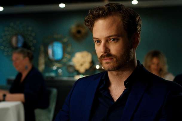 Štěstí zády: Rozmazlená princezna se v nové komedii rázem staví na vlastní nohy | Fandíme filmu