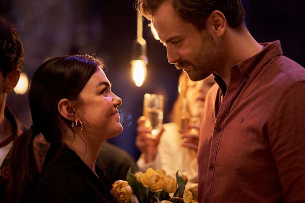 Štěstí zády: Rozmazlená princezna se v nové komedii rázem staví na vlastní nohy | Fandíme filmu