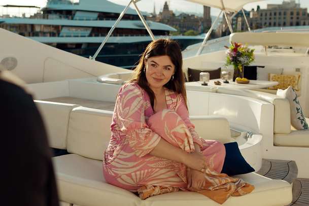 Štěstí zády: Rozmazlená princezna se v nové komedii rázem staví na vlastní nohy | Fandíme filmu