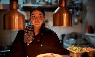 Štěstí zády: Rozmazlená princezna se v nové komedii rázem staví na vlastní nohy | Fandíme filmu