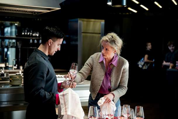 Když se zhasne: Nová komedie s Vojtou Kotkem nás vezme do kuchyně | Fandíme filmu