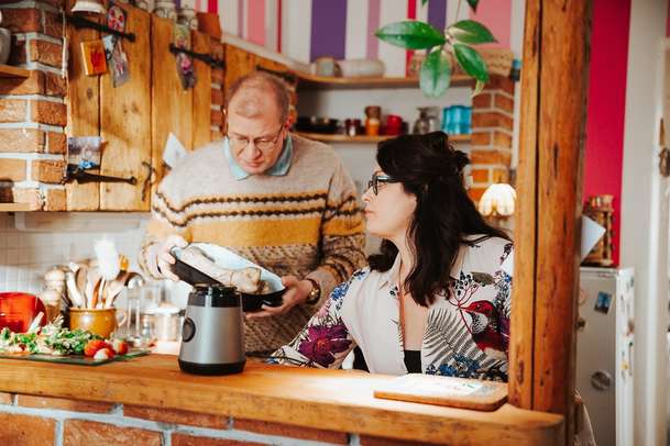 Když se zhasne: Nová komedie s Vojtou Kotkem nás vezme do kuchyně | Fandíme filmu