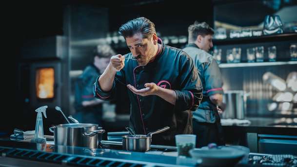 Když se zhasne: Nová komedie s Vojtou Kotkem nás vezme do kuchyně | Fandíme filmu