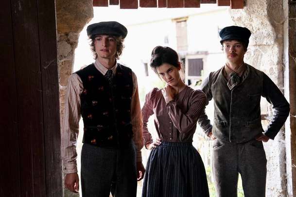 Barvy času: Současníci v nové komedii cestují v čase do Paříže 19. století | Fandíme filmu