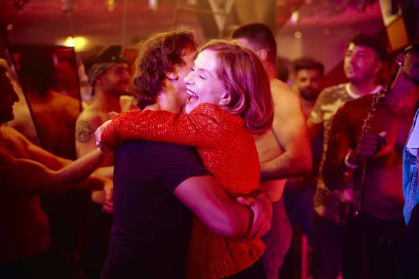 Nejbohatší žena na světě: Isabelle Huppert do našich kin přináší komedii plnou prachů | Fandíme filmu