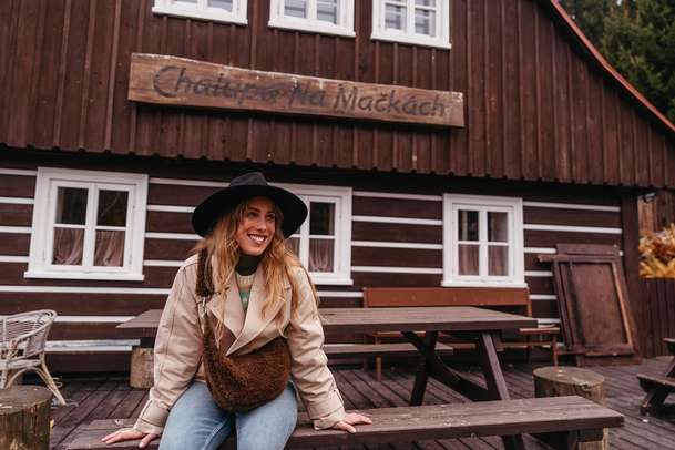 Na horách: Holka z města v nové české komedii zdědí chatu v horách | Fandíme filmu