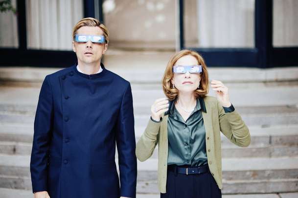 Nejbohatší žena na světě: Isabelle Huppert do našich kin přináší komedii plnou prachů | Fandíme filmu