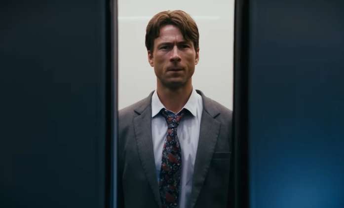 How to Make a Killing: V černé komedii Glen Powell vraždí, aby mohl dědit | Fandíme filmu