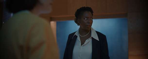 Hostages: Influencerka se v černé komedii sveze na teroristickém útoku | Fandíme filmu