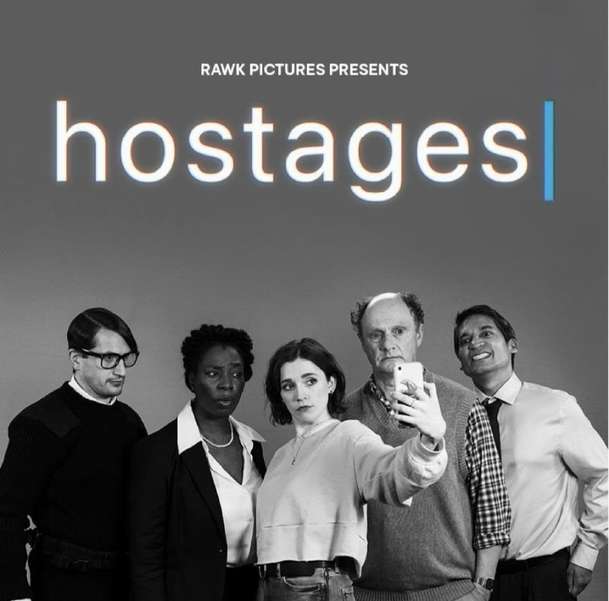Hostages: Influencerka se v černé komedii sveze na teroristickém útoku | Fandíme filmu