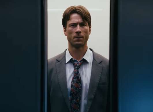 How to Make a Killing: V černé komedii Glen Powell vraždí, aby mohl dědit | Fandíme filmu