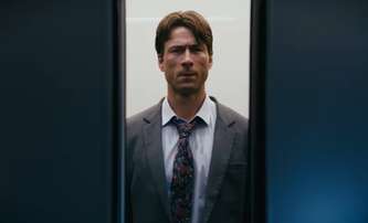 How to Make a Killing: V černé komedii Glen Powell vraždí, aby mohl dědit | Fandíme filmu