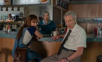 Back In Black: V černé komedii se přestane umírat a funebrákovi dojdou kšefty | Fandíme filmu