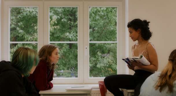 Sny: Intimní zápisky o lásce dívky k učitelce uvrhnou celou rodinu do chaosu | Fandíme filmu