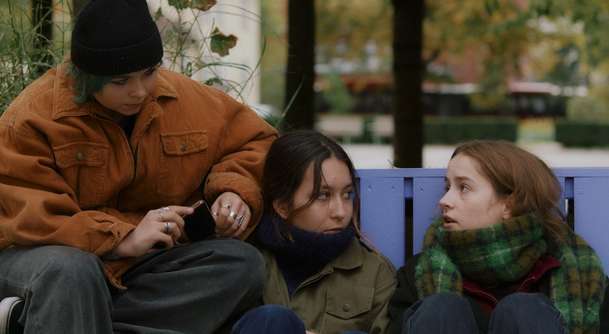 Sny: Intimní zápisky o lásce dívky k učitelce uvrhnou celou rodinu do chaosu | Fandíme filmu