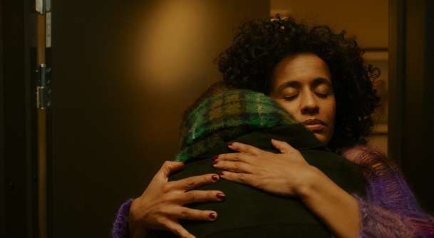 Sny: Intimní zápisky o lásce dívky k učitelce uvrhnou celou rodinu do chaosu | Fandíme filmu