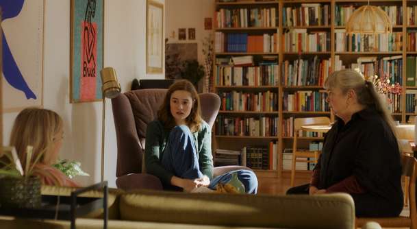 Sny: Intimní zápisky o lásce dívky k učitelce uvrhnou celou rodinu do chaosu | Fandíme filmu