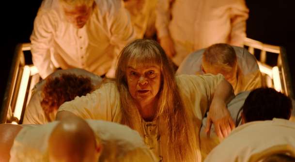 Sny: Intimní zápisky o lásce dívky k učitelce uvrhnou celou rodinu do chaosu | Fandíme filmu