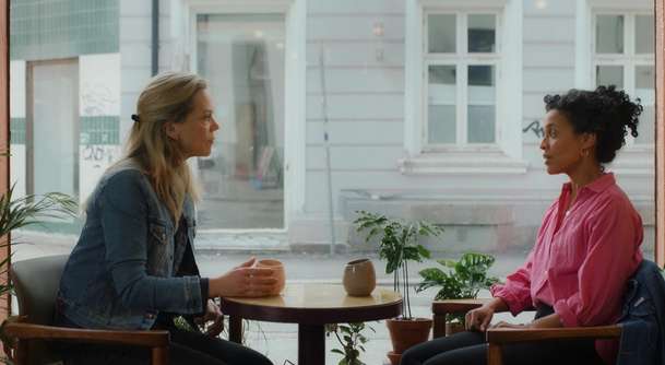 Sny: Intimní zápisky o lásce dívky k učitelce uvrhnou celou rodinu do chaosu | Fandíme filmu