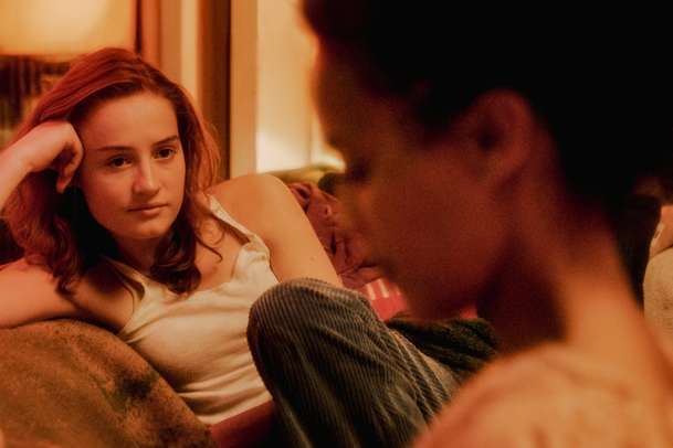 Sny: Intimní zápisky o lásce dívky k učitelce uvrhnou celou rodinu do chaosu | Fandíme filmu