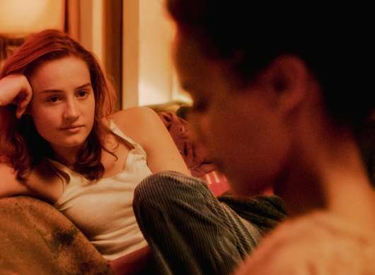 Sny: Intimní zápisky o lásce dívky k učitelce uvrhnou celou rodinu do chaosu | Fandíme filmu