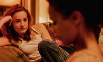 Sny: Intimní zápisky o lásce dívky k učitelce uvrhnou celou rodinu do chaosu | Fandíme filmu