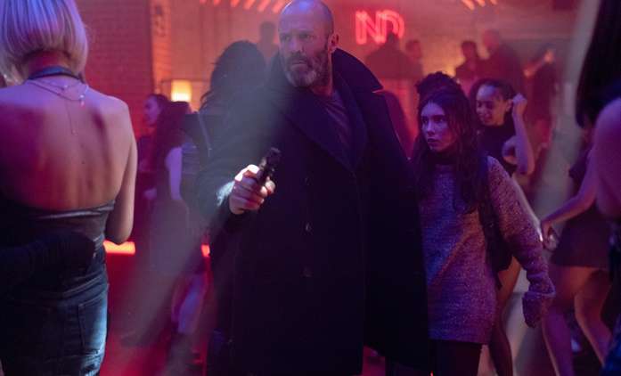 V úkrytu: Statham je tak trochu jiný hrdina, ale rány stále rozdává s přehledem | Fandíme filmu