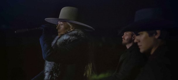 Opuštění: Gillian Anderson a Lena Headey proti sobě v historickém boji o stříbro a moc | Fandíme serialům