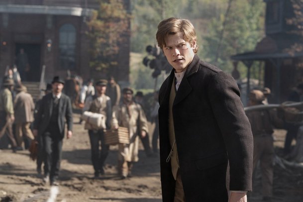 Opuštění: Gillian Anderson a Lena Headey proti sobě v historickém boji o stříbro a moc | Fandíme serialům