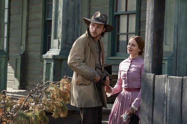 Opuštění: Gillian Anderson a Lena Headey proti sobě v historickém boji o stříbro a moc | Fandíme serialům