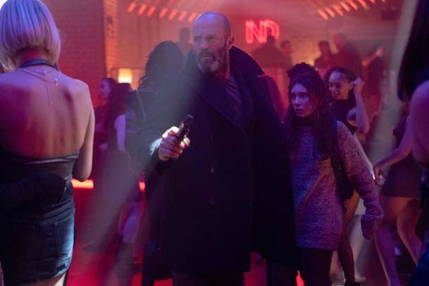 V úkrytu: Statham je tak trochu jiný hrdina, ale rány stále rozdává s přehledem | Fandíme filmu