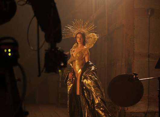 Mother Mary: Anne Hathaway jako gotická verze Taylor Swift sklízí chválu | Fandíme filmu