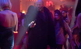 V úkrytu: Statham je tak trochu jiný hrdina, ale rány stále rozdává s přehledem | Fandíme filmu