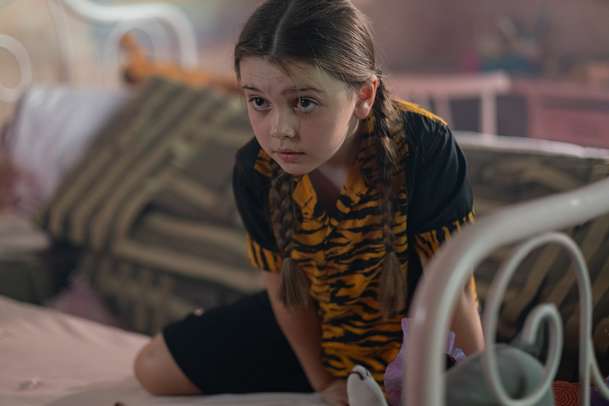 Prachová příšera: Do kin vstupuje příběh holčičky, co si najme zabijáka | Fandíme filmu