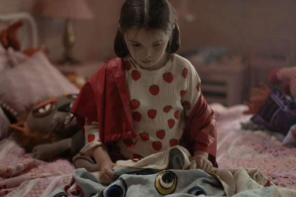 Prachová příšera: Do kin vstupuje příběh holčičky, co si najme zabijáka | Fandíme filmu