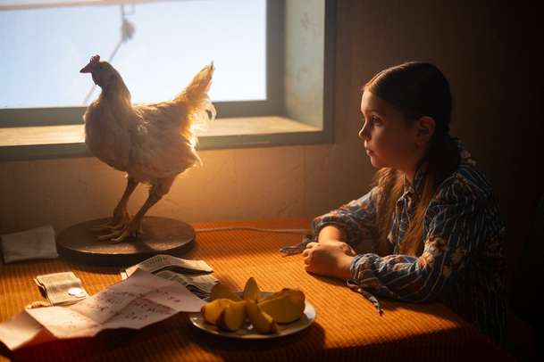 Prachová příšera: Do kin vstupuje příběh holčičky, co si najme zabijáka | Fandíme filmu