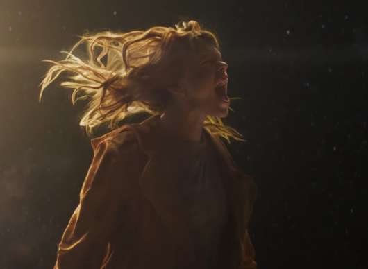 Supergirl a Charli XCX točí horor s japonským zvrhlíkem | Fandíme filmu