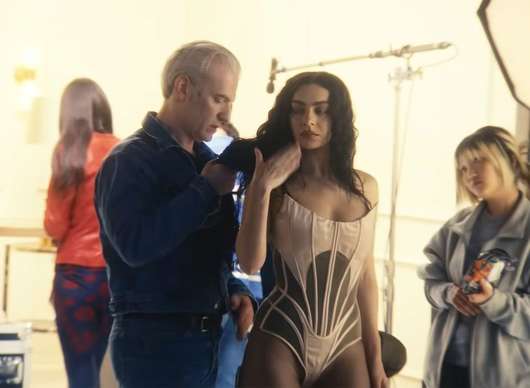 The Moment: Charli XCX připravila fiktivní film o absurditě svého vzestupu | Fandíme filmu