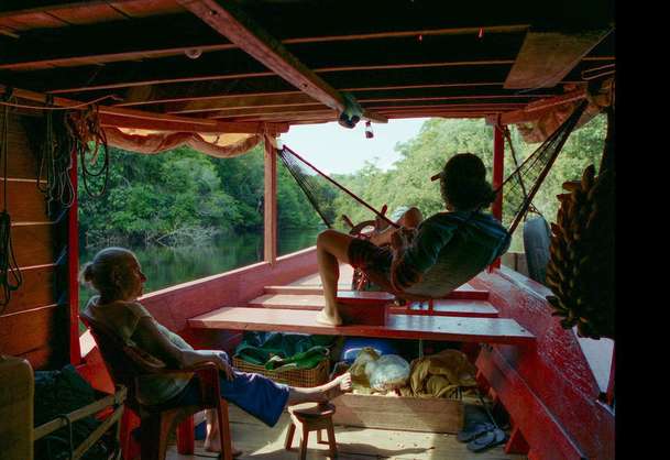 Modrou stezkou: Do kin vstupuje amazonské putování ženy, jež se odmítá podvolit | Fandíme filmu