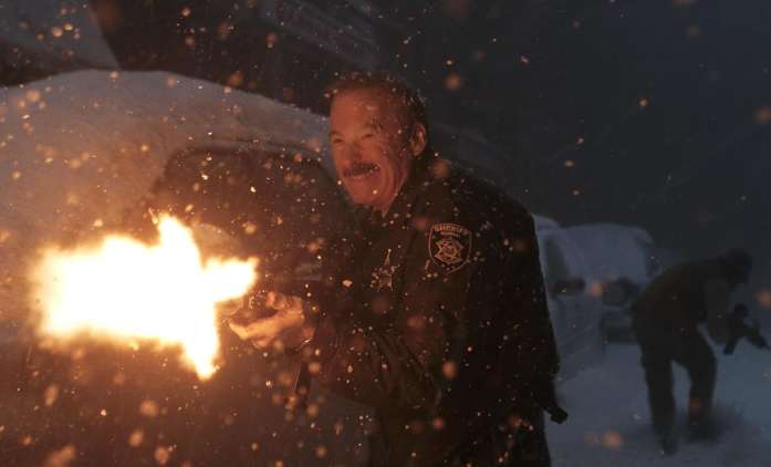 Normal: Poklidné maloměsto v traileru akční komedie lehne popelem | Fandíme filmu