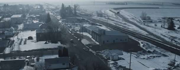 Normal: Poklidné maloměsto v traileru akční komedie lehne popelem | Fandíme filmu