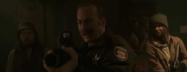 Normal: Poklidné maloměsto v traileru akční komedie lehne popelem | Fandíme filmu