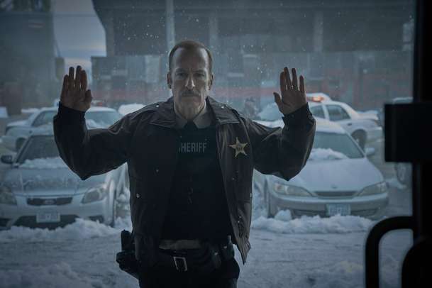 Normal: Poklidné maloměsto v traileru akční komedie lehne popelem | Fandíme filmu