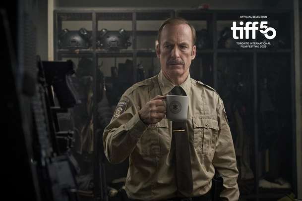 Normal: Poklidné maloměsto v traileru akční komedie lehne popelem | Fandíme filmu