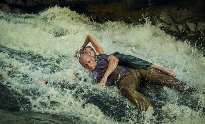 Apex: První pohled na drsný thriller, kde Charlize Theron bojuje o přežití | Fandíme filmu